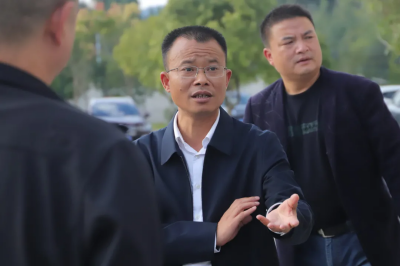 新晃縣委常委、縣委政法委書(shū)記楊海濱到我校視察、指導(dǎo)學(xué)校工作